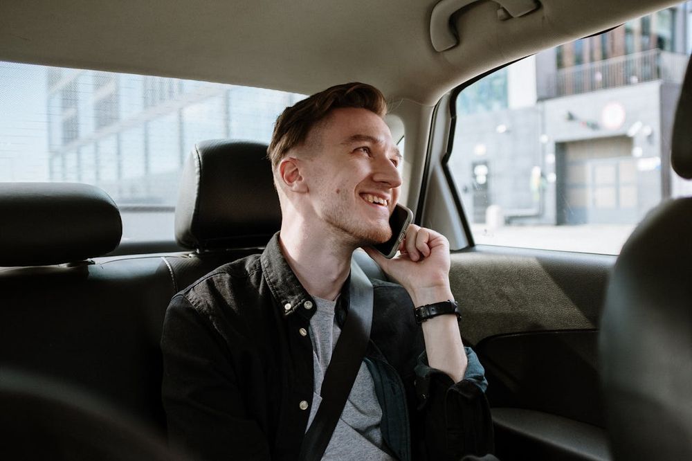 Klant in elektrische taxi in Antwerpen
